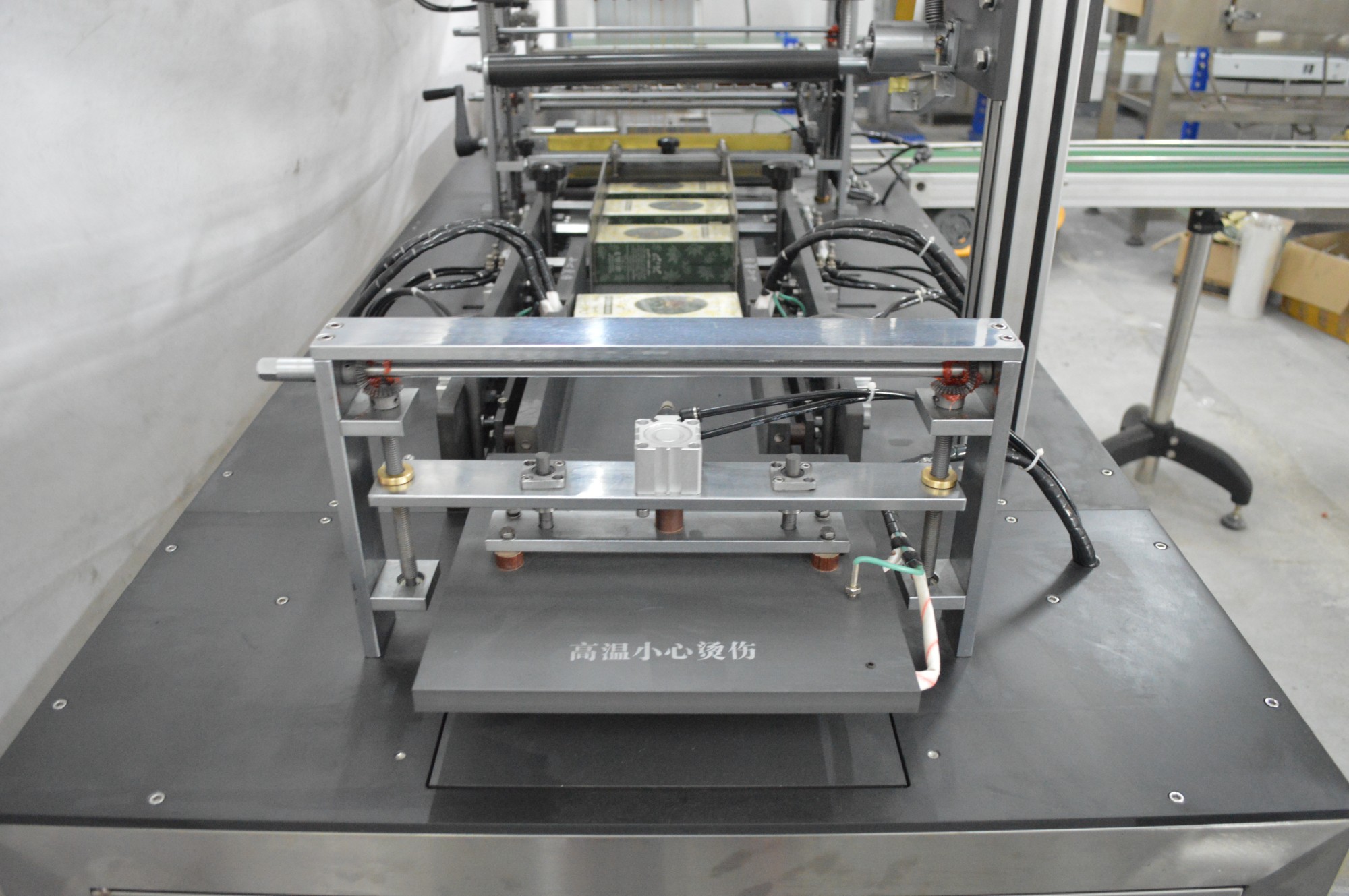 Three-dimensional transparent film Carton box packaging machine wrapping machine